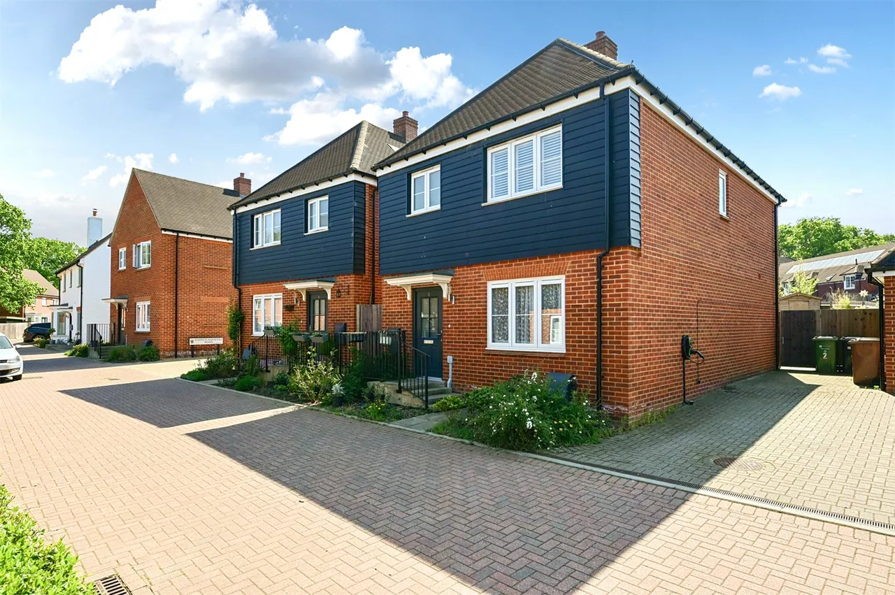 3 bed house for sale — Warren Nurseries Road, Ash Green, Guildford, Surrey, GU12 6GX