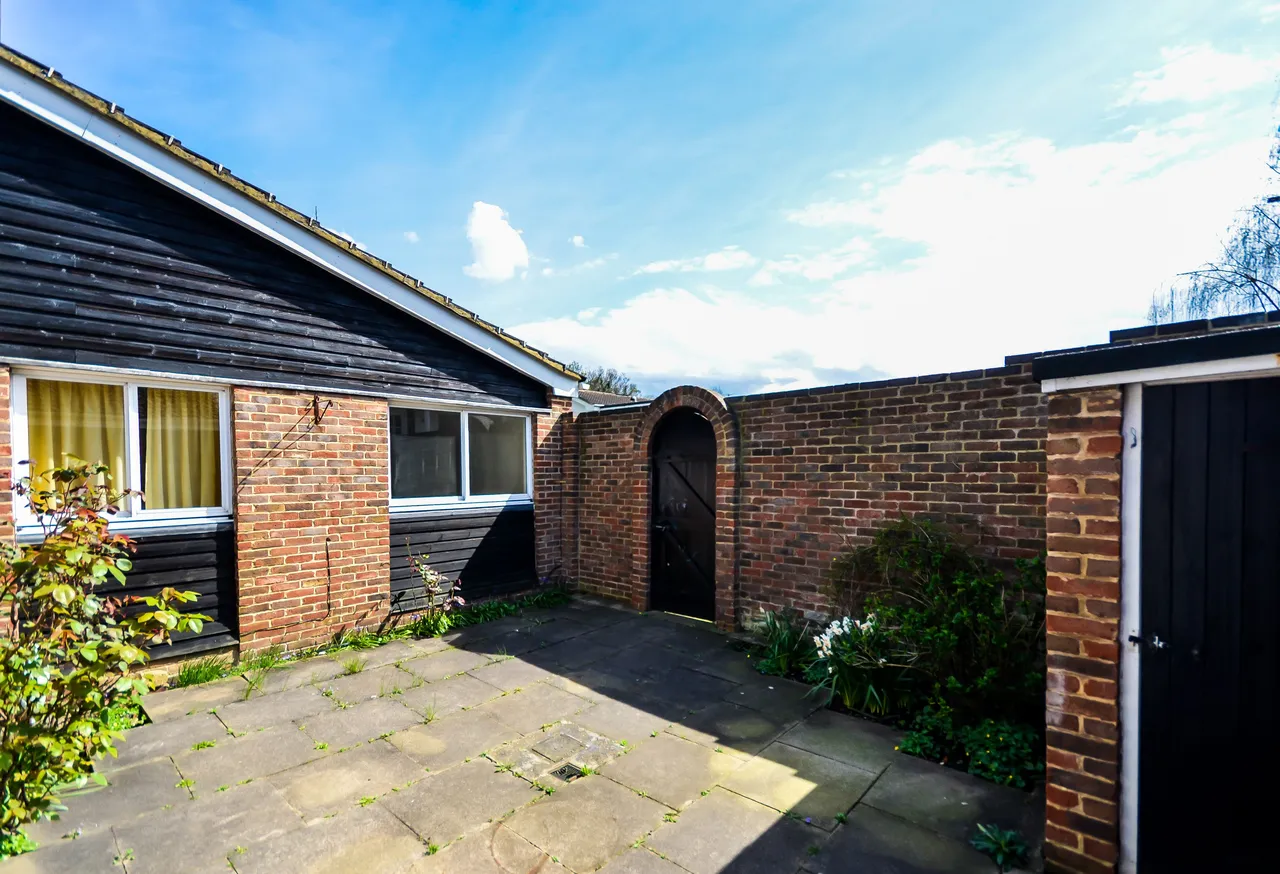 5 bed house to rent — 24 Edgeborough Way, Bromley
