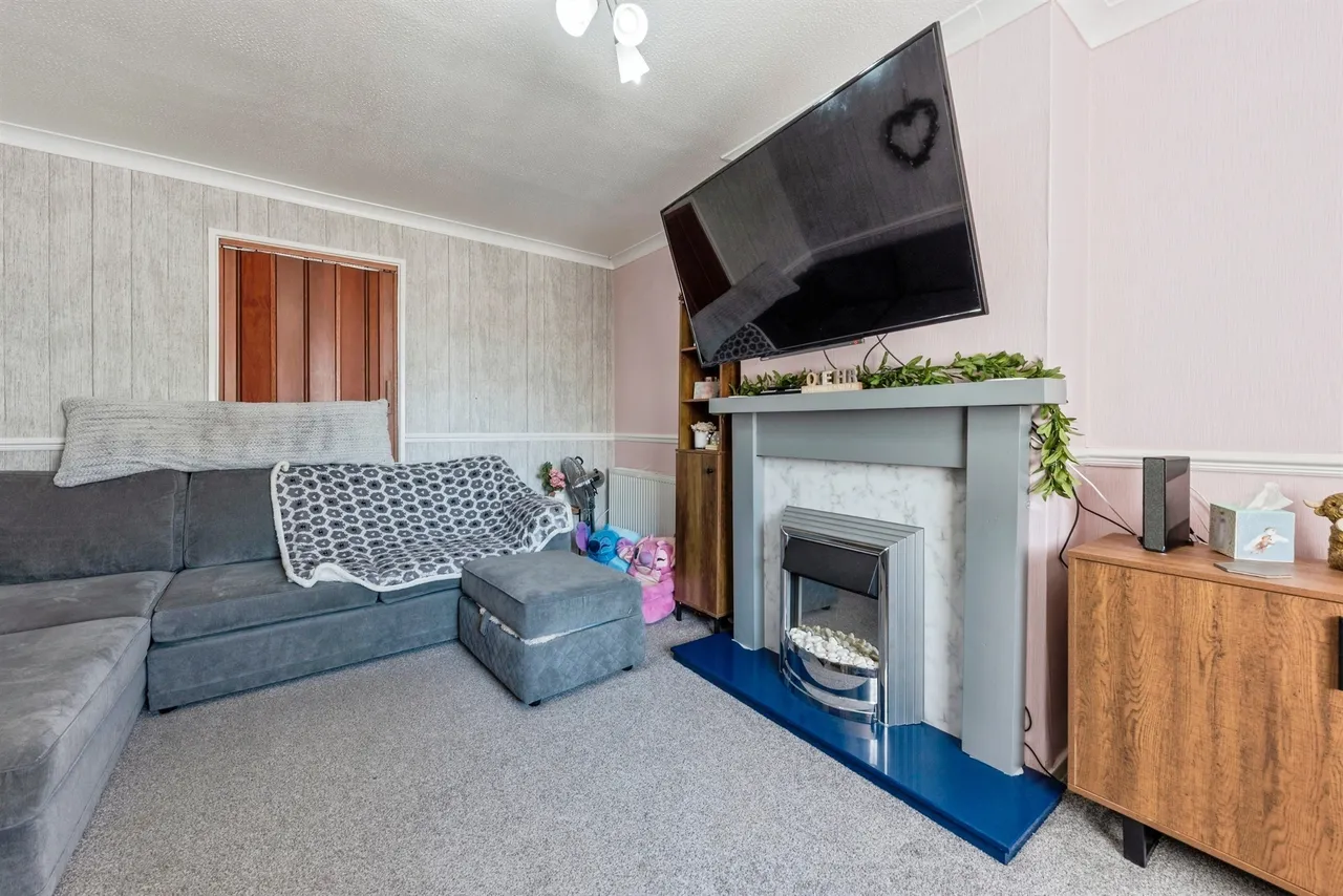 3 bed house for sale — Larch Close, Grantham