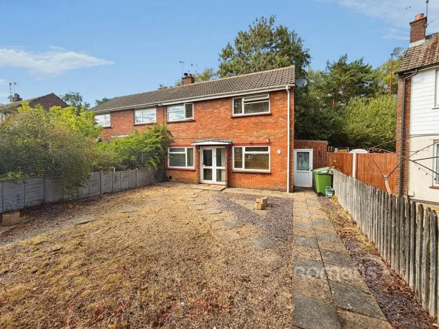 2 bed house for sale, Highview Crescent, Camberley, GU15