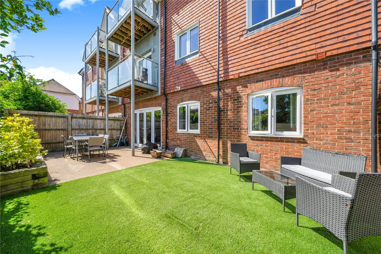 2 bed flat for sale, Connaught Road, Brookwood, GU24