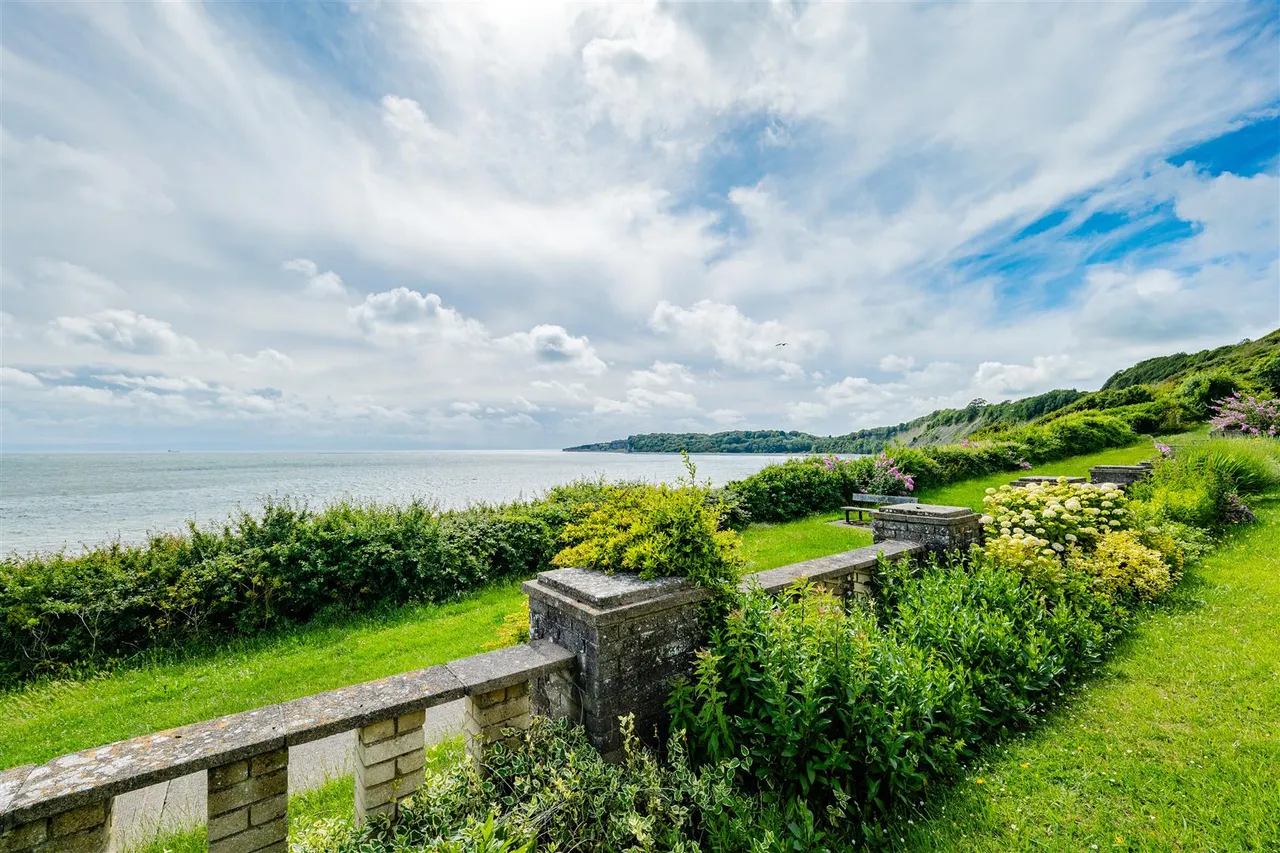 Maes-y-coed, Barry, CF62 6TA, photo 17