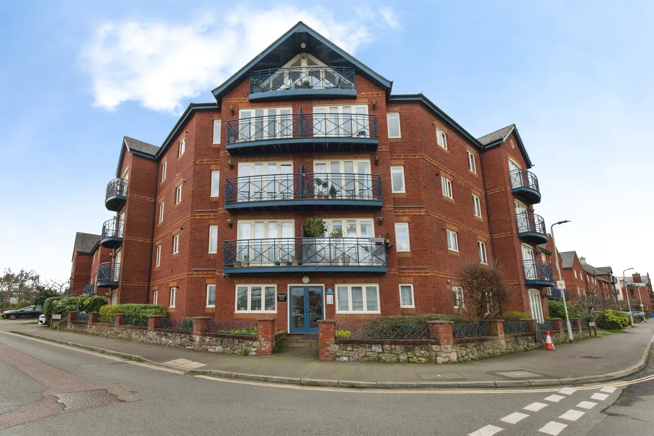 2 bed flat for sale — Haven Road, Exeter