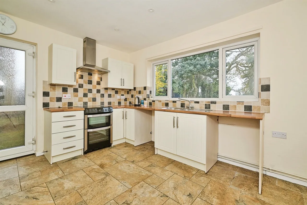Knights End Road, March, PE15, photo 4