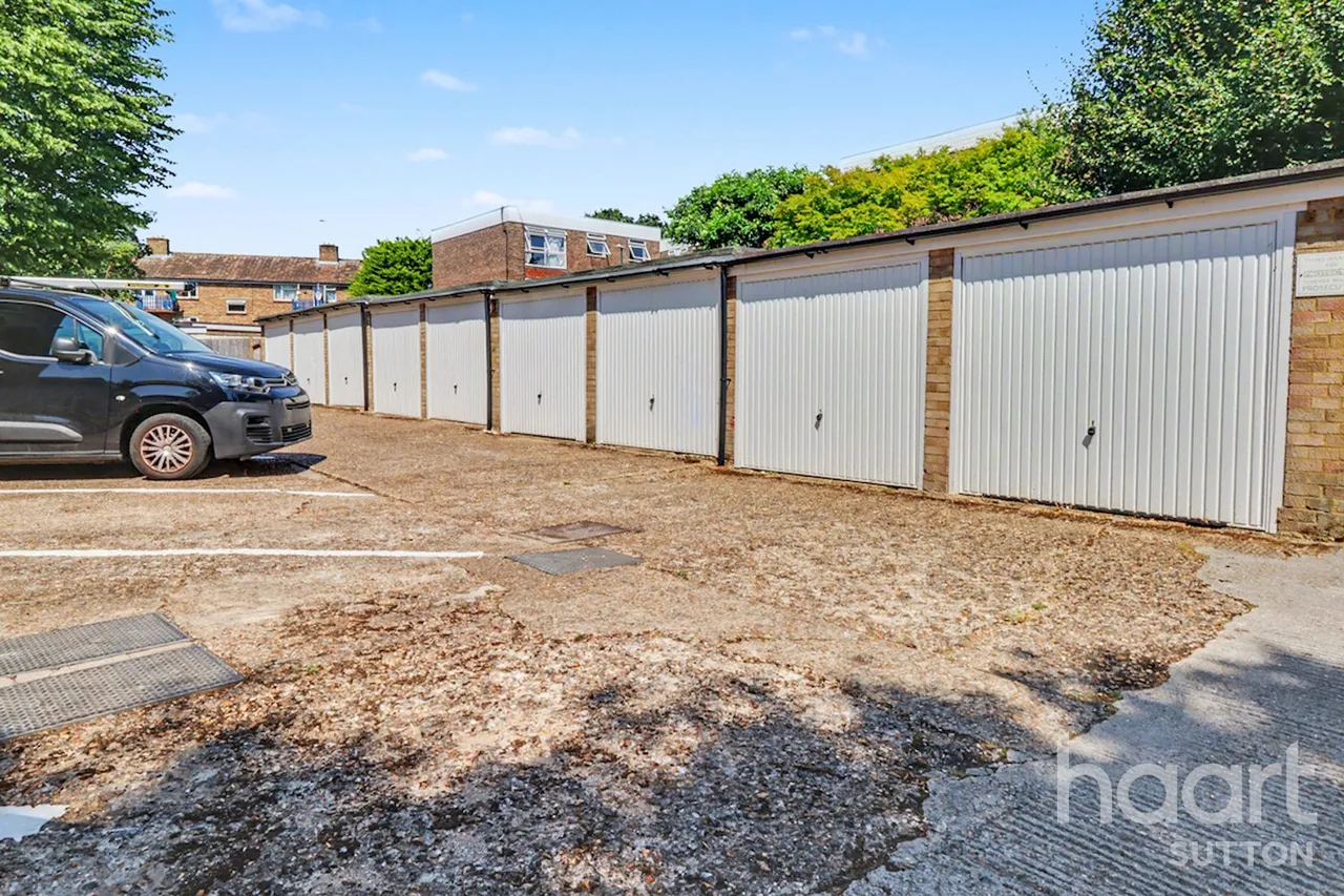 Benhill Wood Road, Sutton, SM1, photo 3