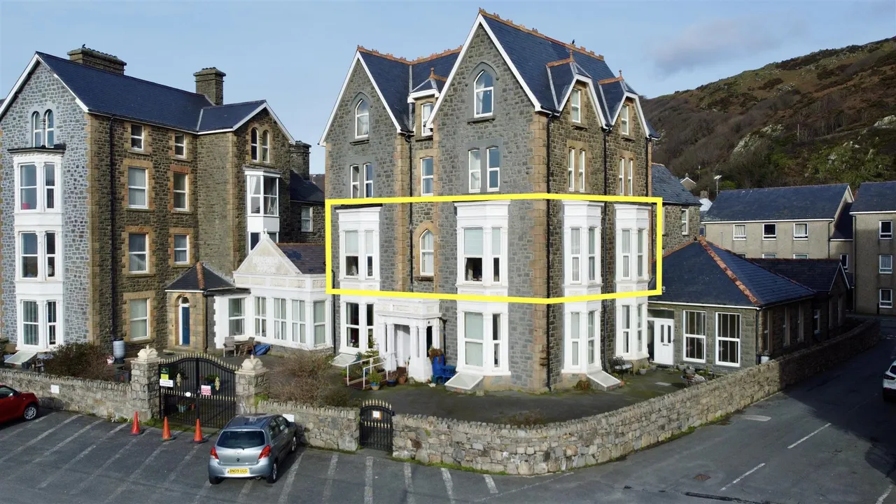 2 bed flat for sale, Marine Parade, Barmouth, LL42