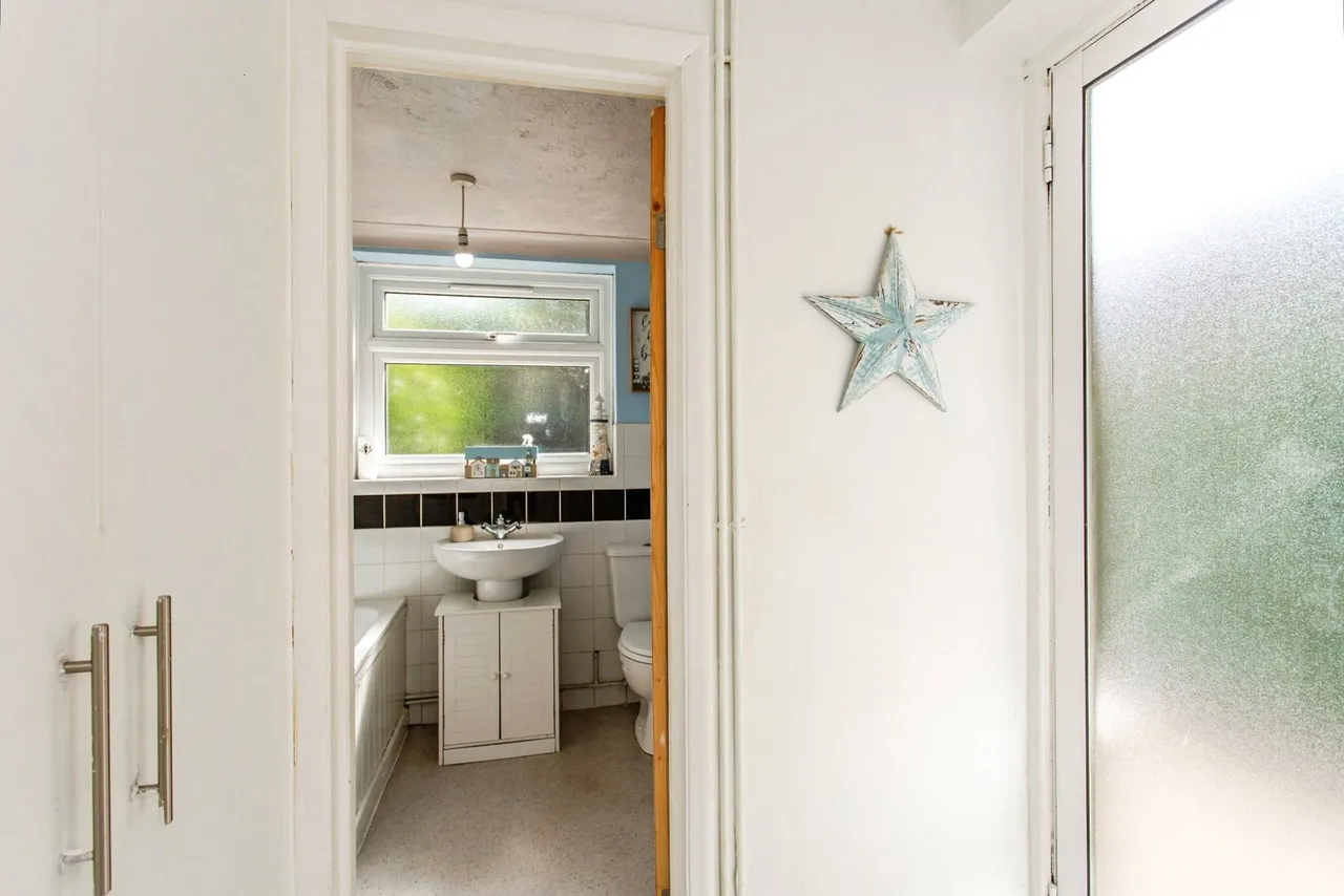 St. Johns Road, Great Wakering, SS3, photo 14