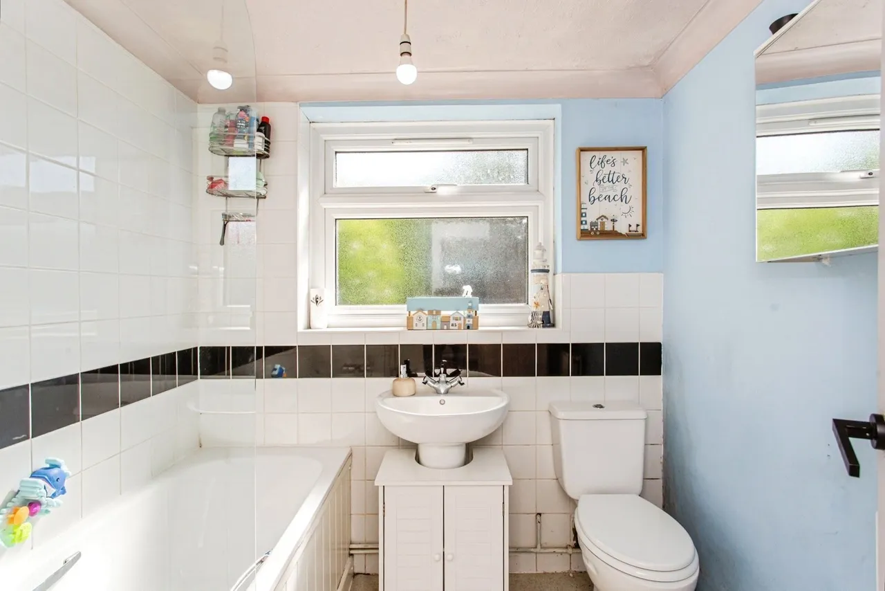 St. Johns Road, Great Wakering, SS3, photo 12