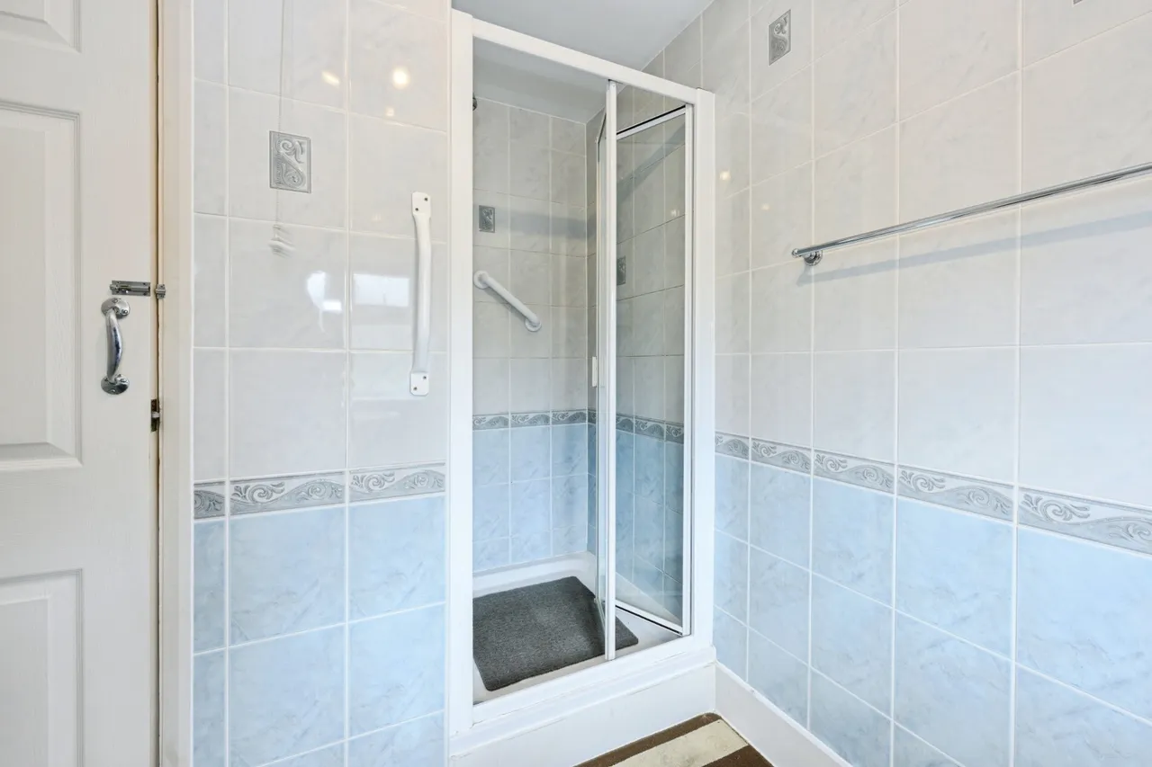 Lodge Road, Fetcham, KT22, photo 12