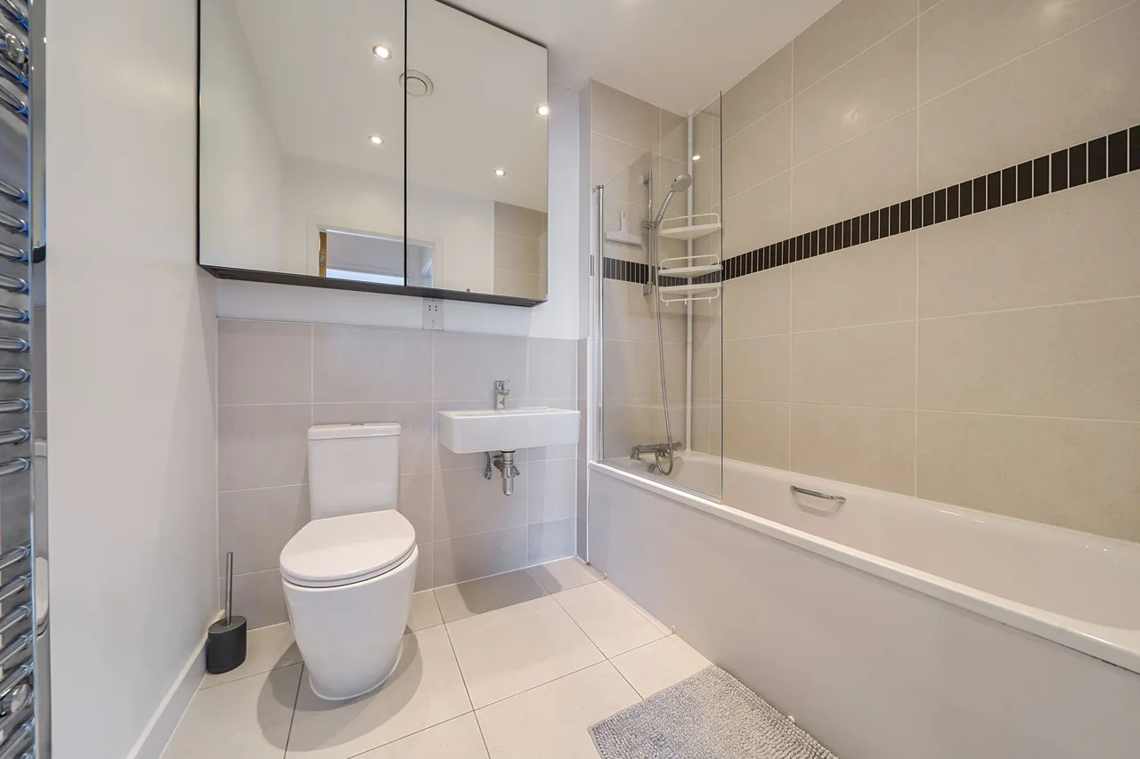 83 Dan Court, 5 Lakeside Drive, Park Royal, London, photo 6
