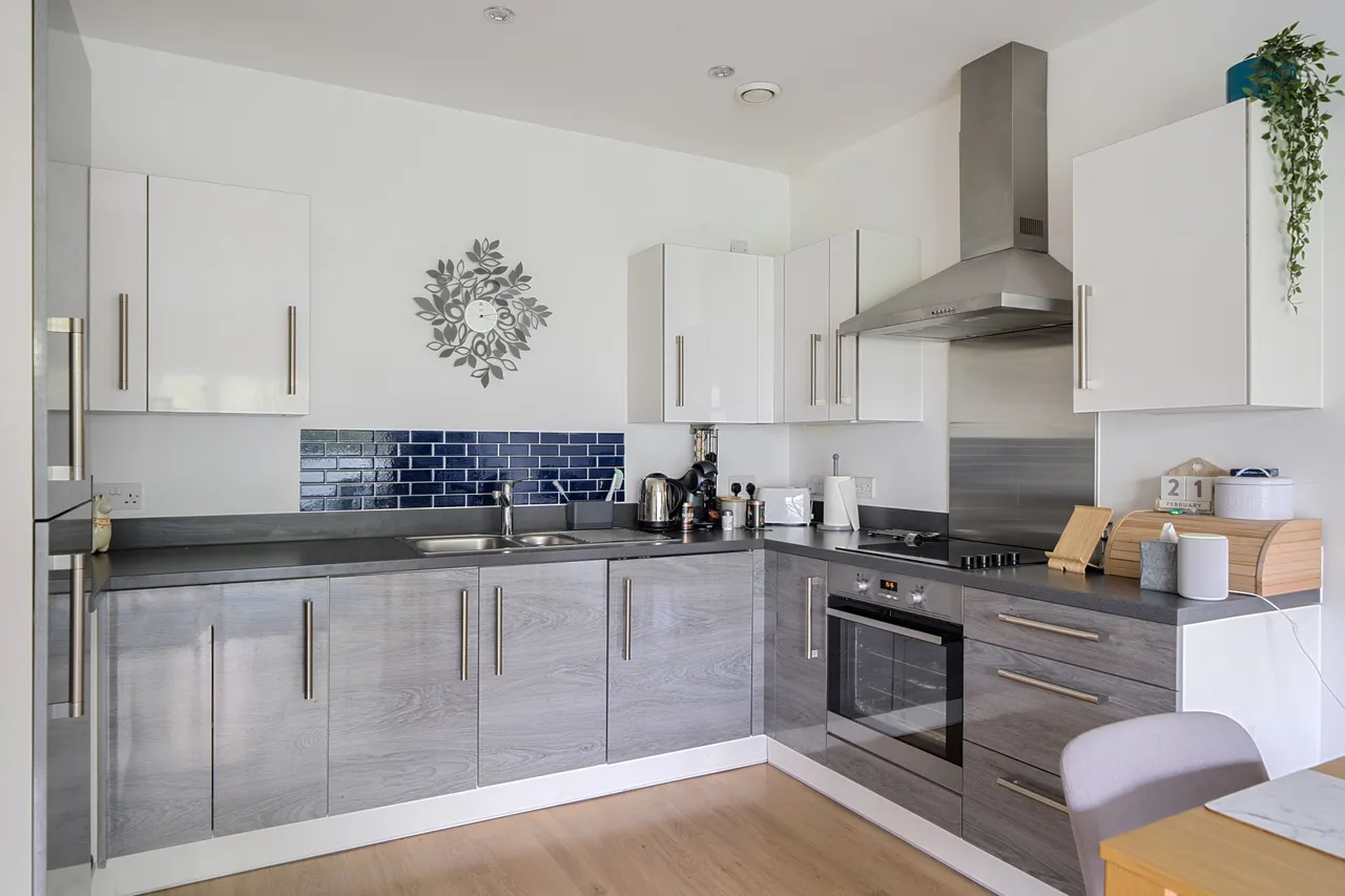 83 Dan Court, 5 Lakeside Drive, Park Royal, London, photo 3