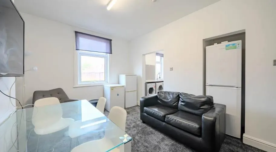 Kirkstall Lane, Leeds, LS6, photo 3