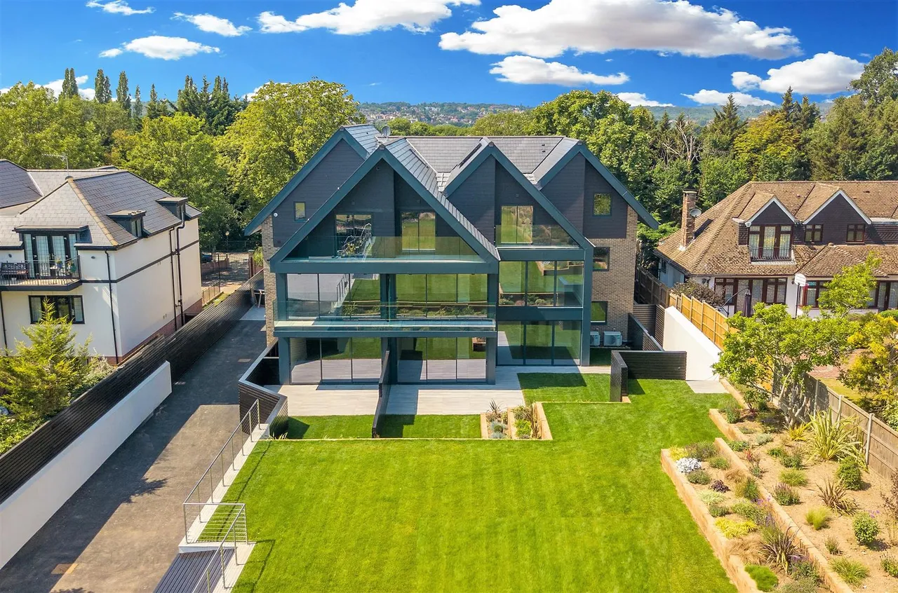 2 bed flat for sale — Westwood House, High Road, Chigwell
