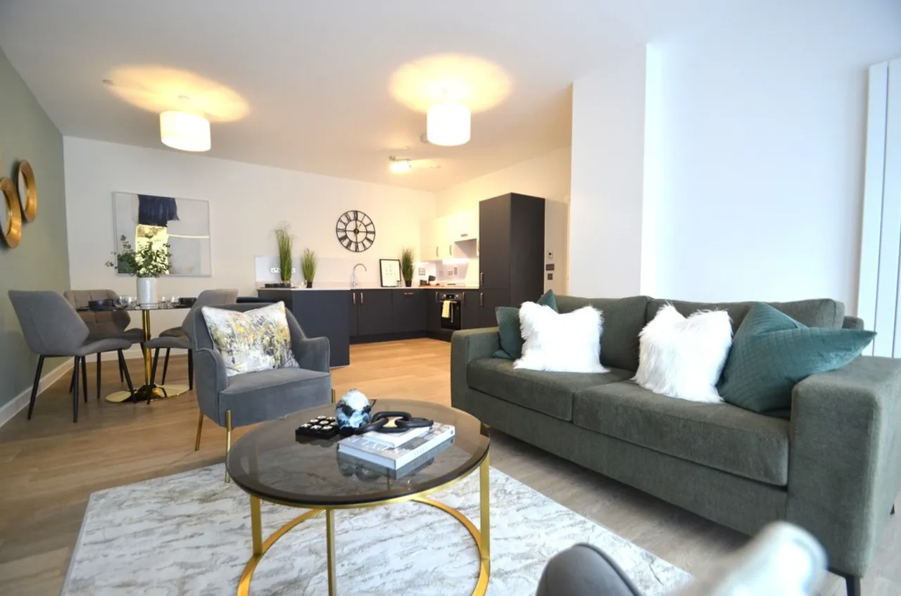2 bed flat to rent, Station Avenue, Walton Court