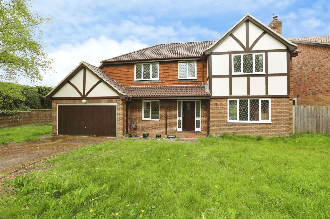 5 bed house for sale — Kinnibrugh Drive, Dormansland, Lingfield