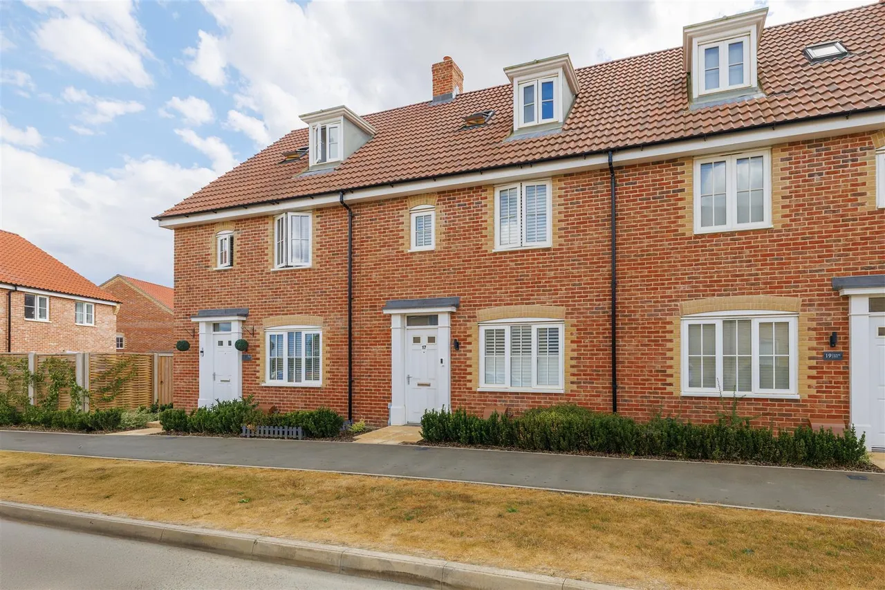 3 bed house for sale, Butterfly Drive, Beccles, NR34