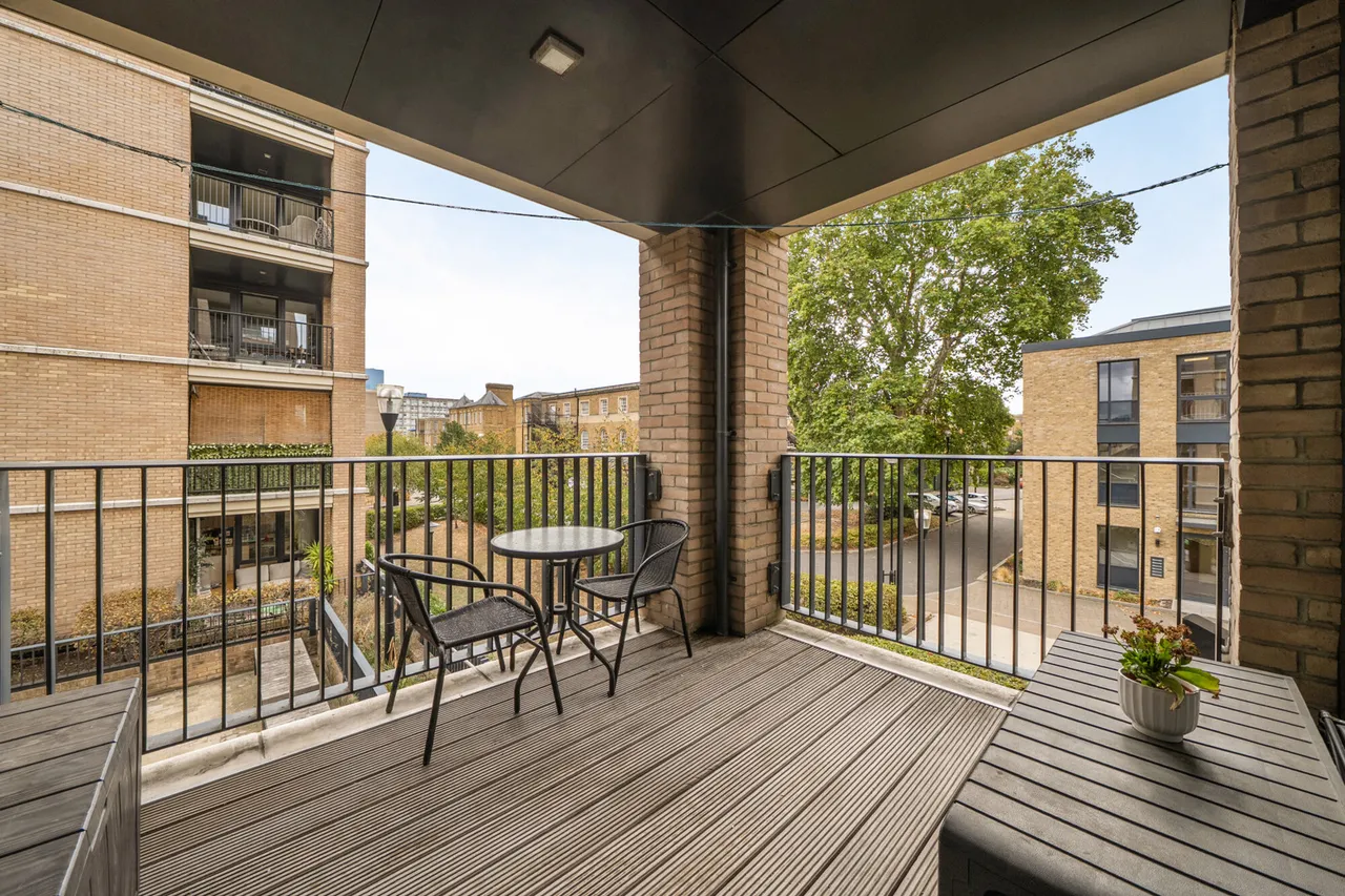 Denman Avenue, UB2, photo 2