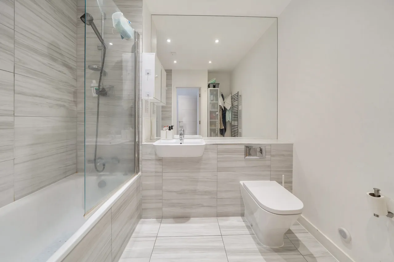 Denman Avenue, UB2, photo 10
