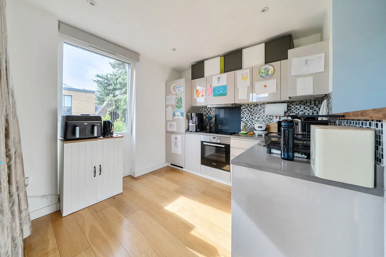 Denman Avenue, UB2, photo 3