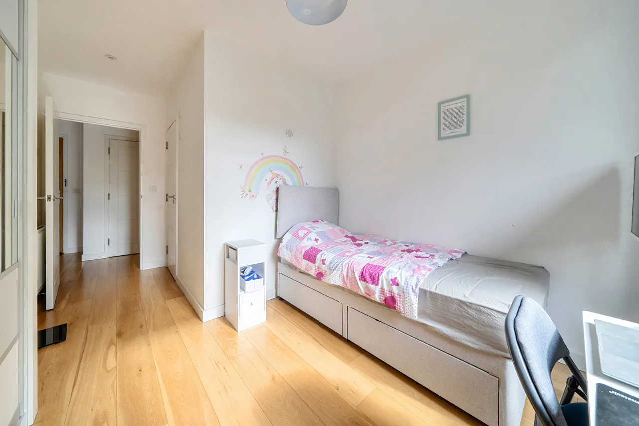 Denman Avenue, UB2, photo 9