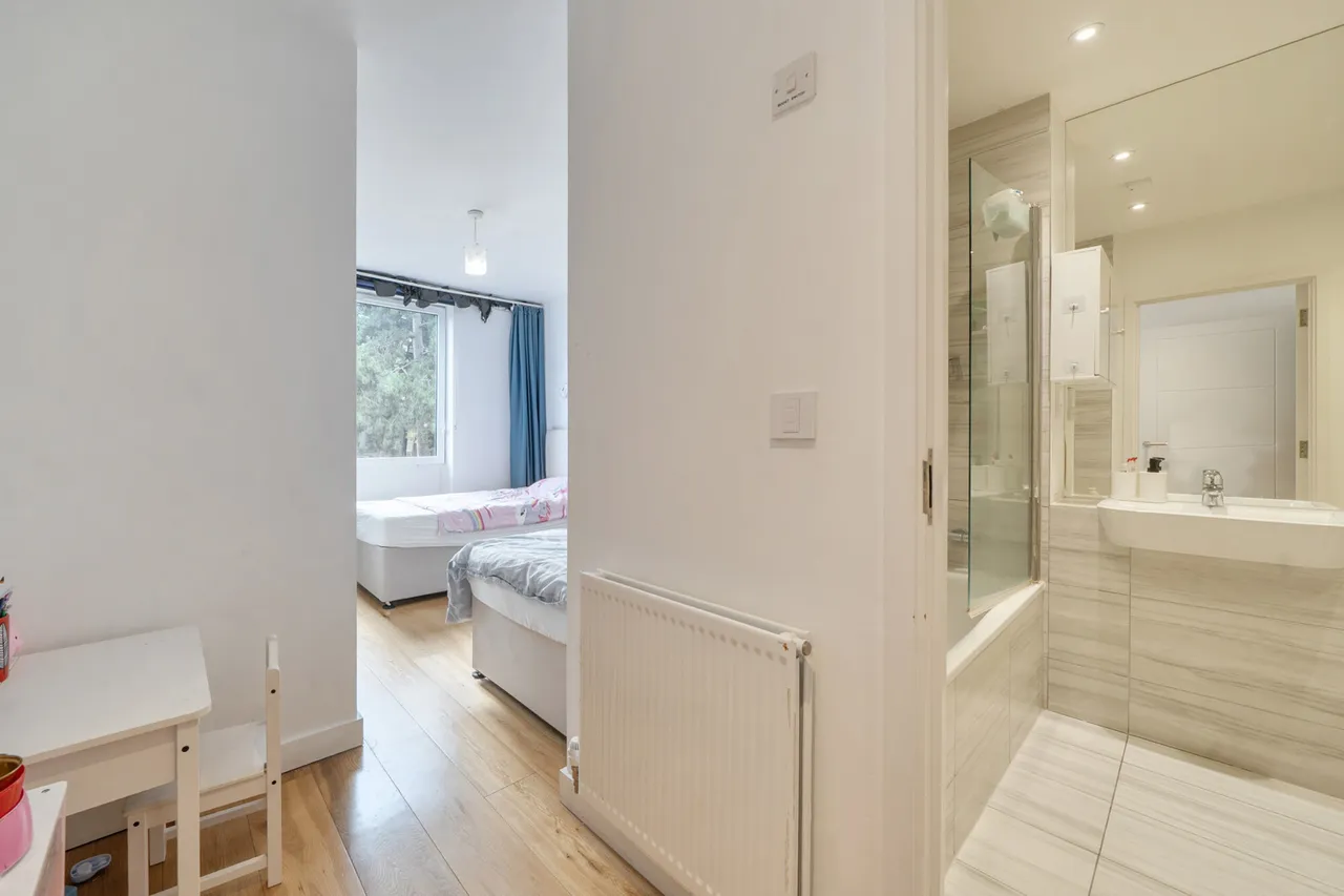 Denman Avenue, UB2, photo 15