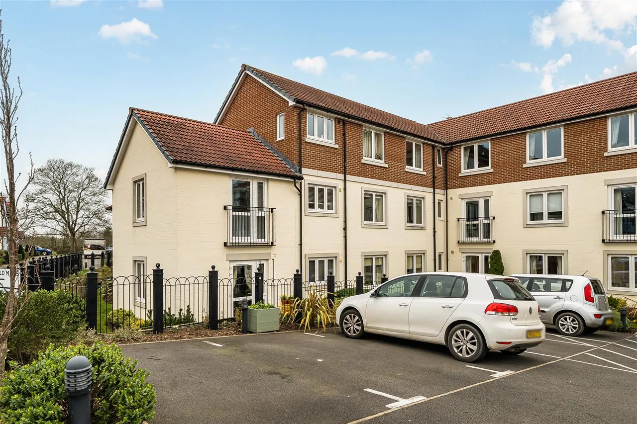 Stokefield Close, Thornbury, BS35, photo 2