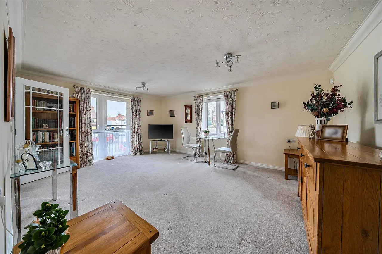 Stokefield Close, Thornbury, BS35, photo 3