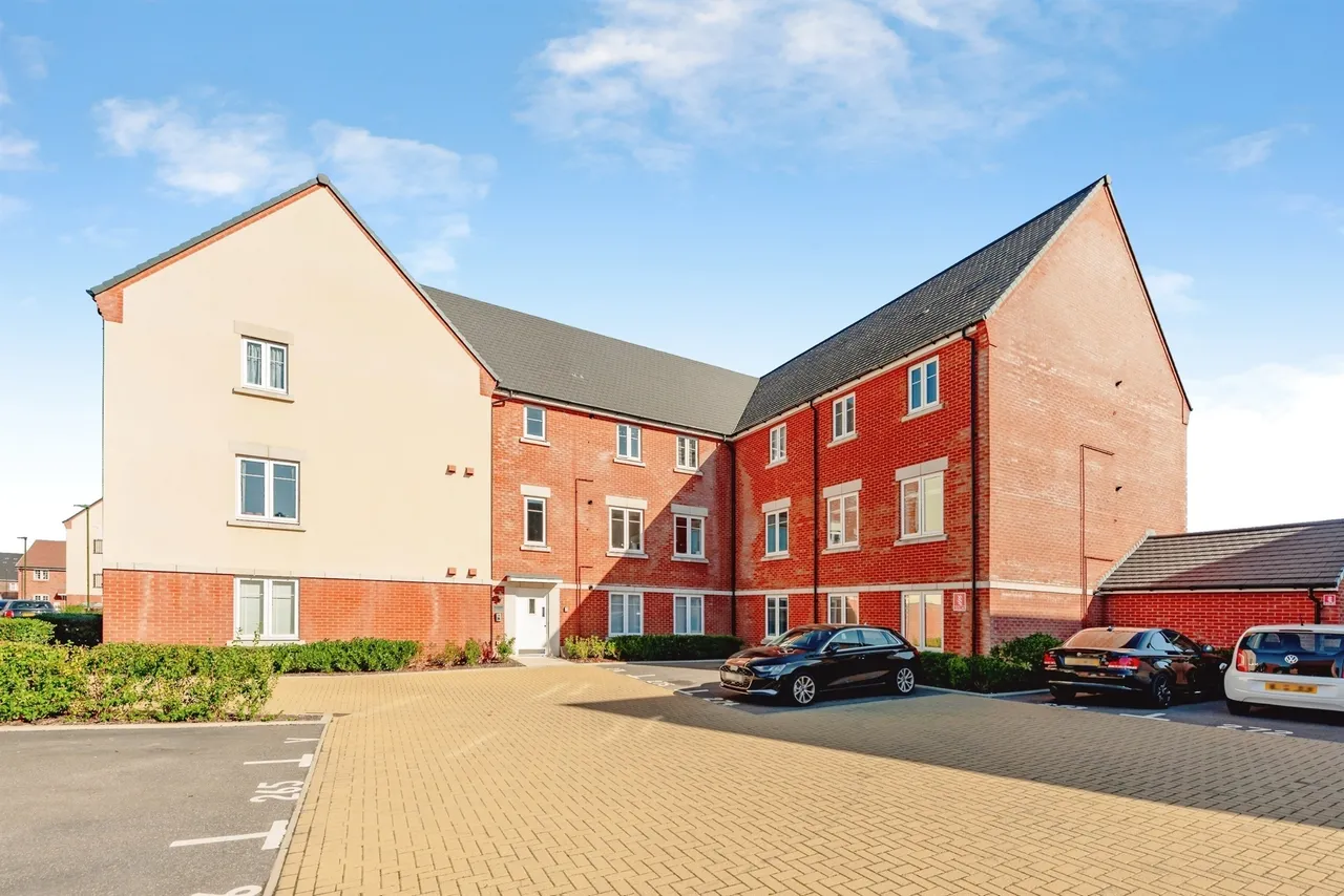 Eames Way, Crawley, RH10, photo 2