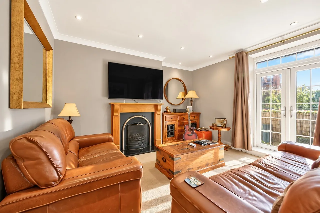 3 bed flat for sale, New Park Road, London, SW2