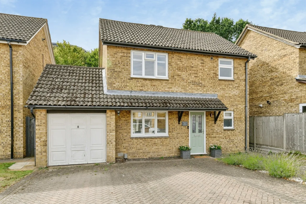 3 bed house for sale — Petworth Close, Stevenage
