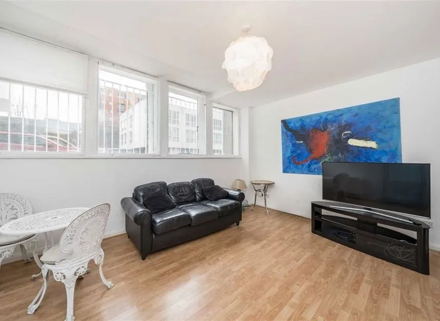 Newington Causeway, Elephant & Castle, SE1, photo 2