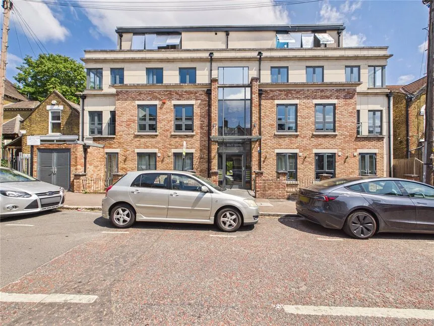 2 bed flat for sale — Stainforth Road, London, E17