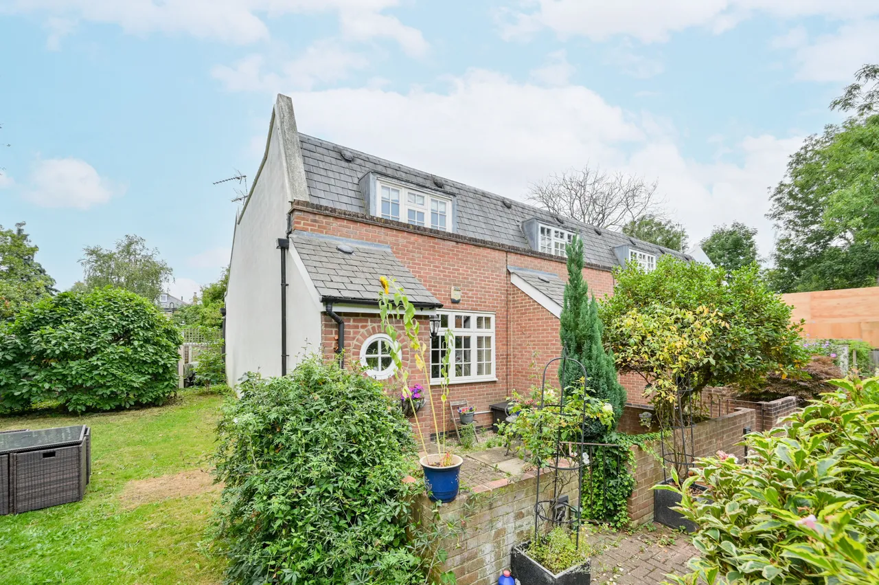 4 Langford Close, London, photo 3