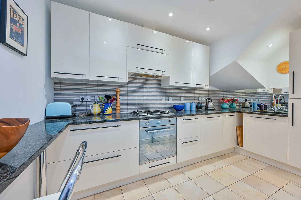 4 Langford Close, London, photo 2