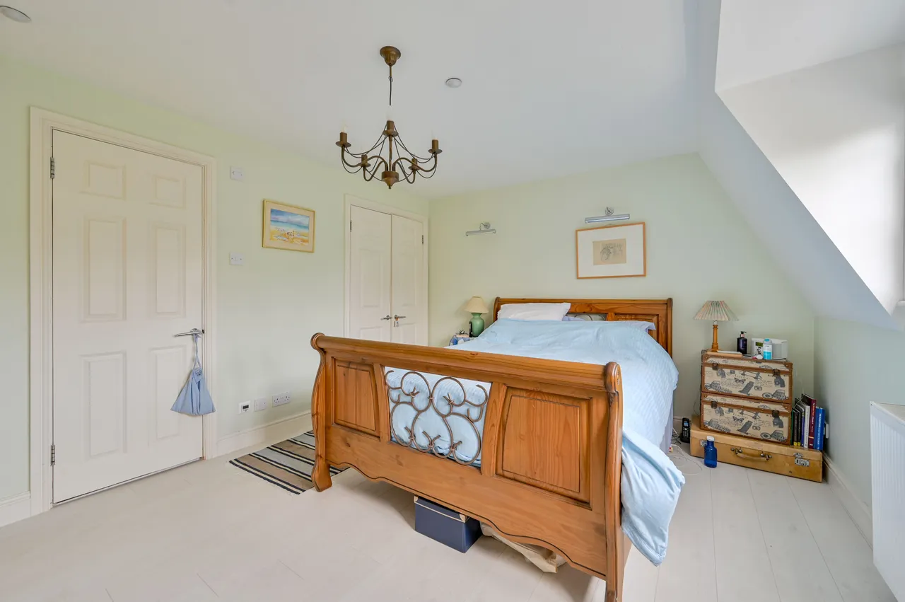4 Langford Close, London, photo 6
