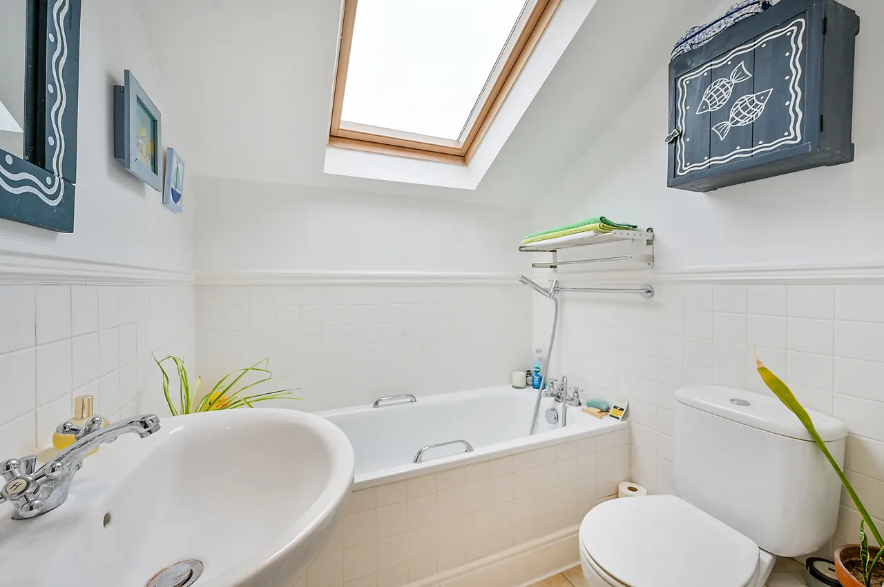 4 Langford Close, London, photo 9