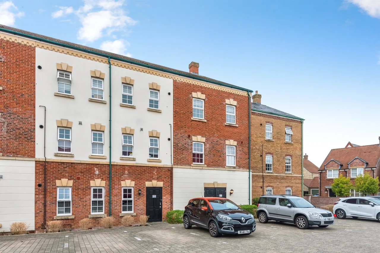 2 bed flat for sale, Staldon Court, Swindon, SN1