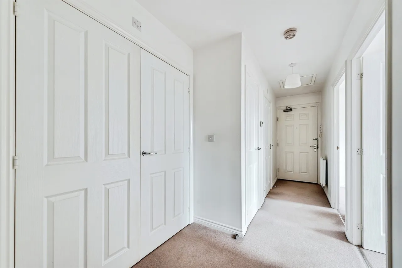 Staldon Court, Swindon, SN1, photo 2