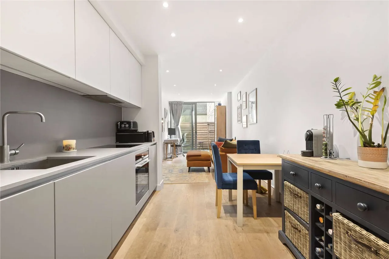 1 bed flat for sale — Balham High Road, London, SW17 7ET