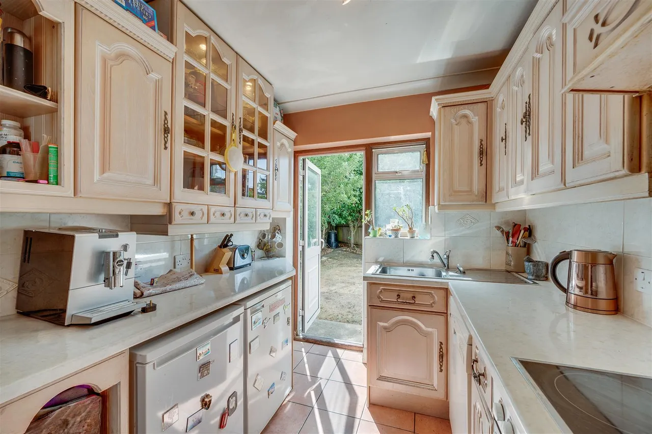 Lewis Crescent, London, NW10, photo 8
