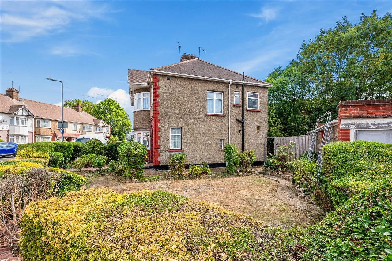 Lewis Crescent, London, NW10, photo 2