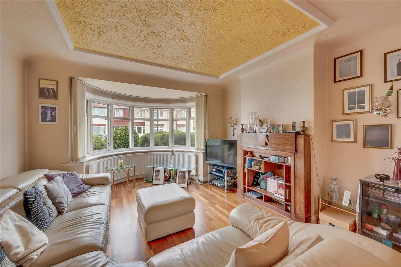Lewis Crescent, London, NW10, photo 3