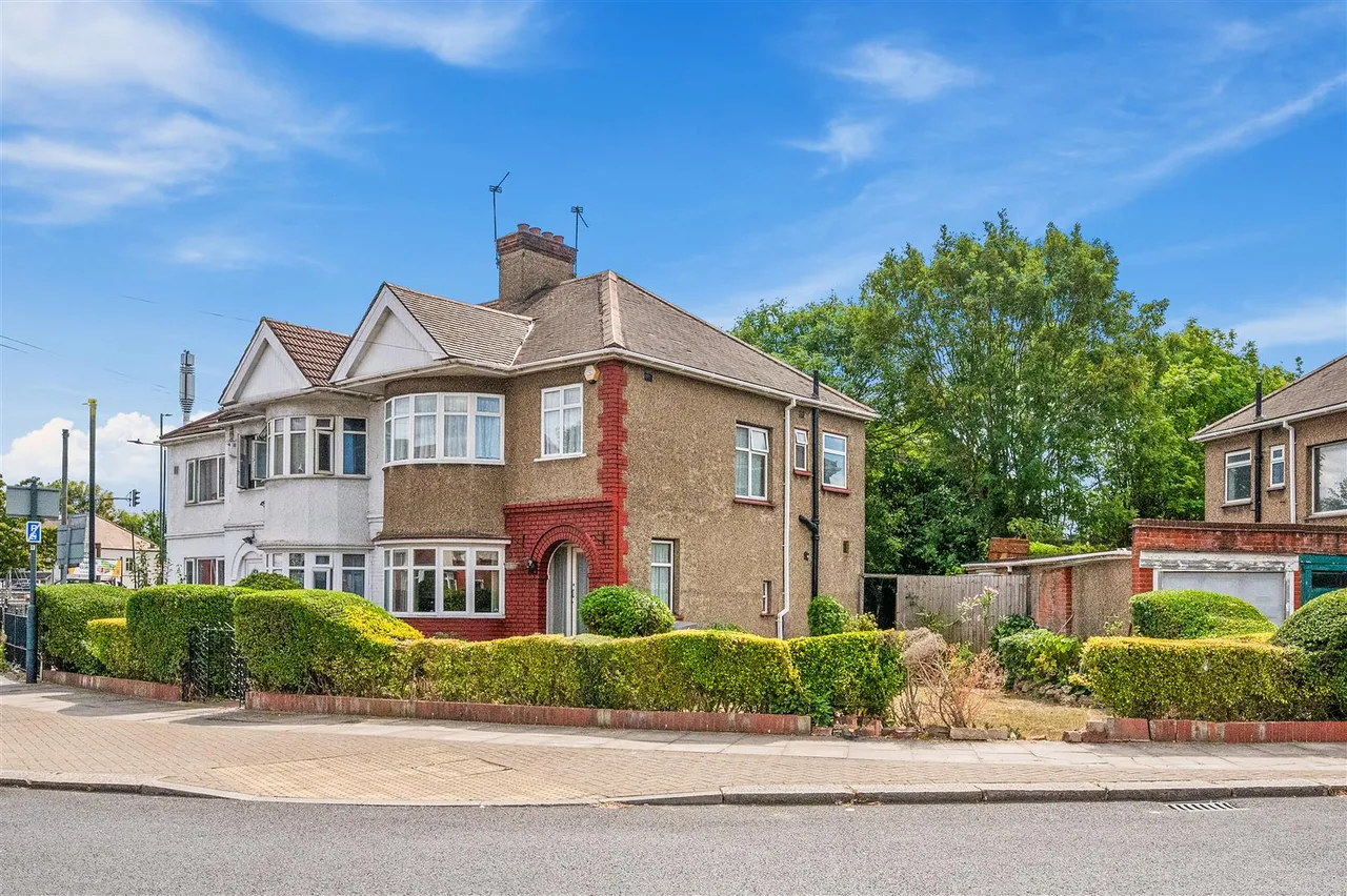 3 bed house for sale, Lewis Crescent, London, NW10