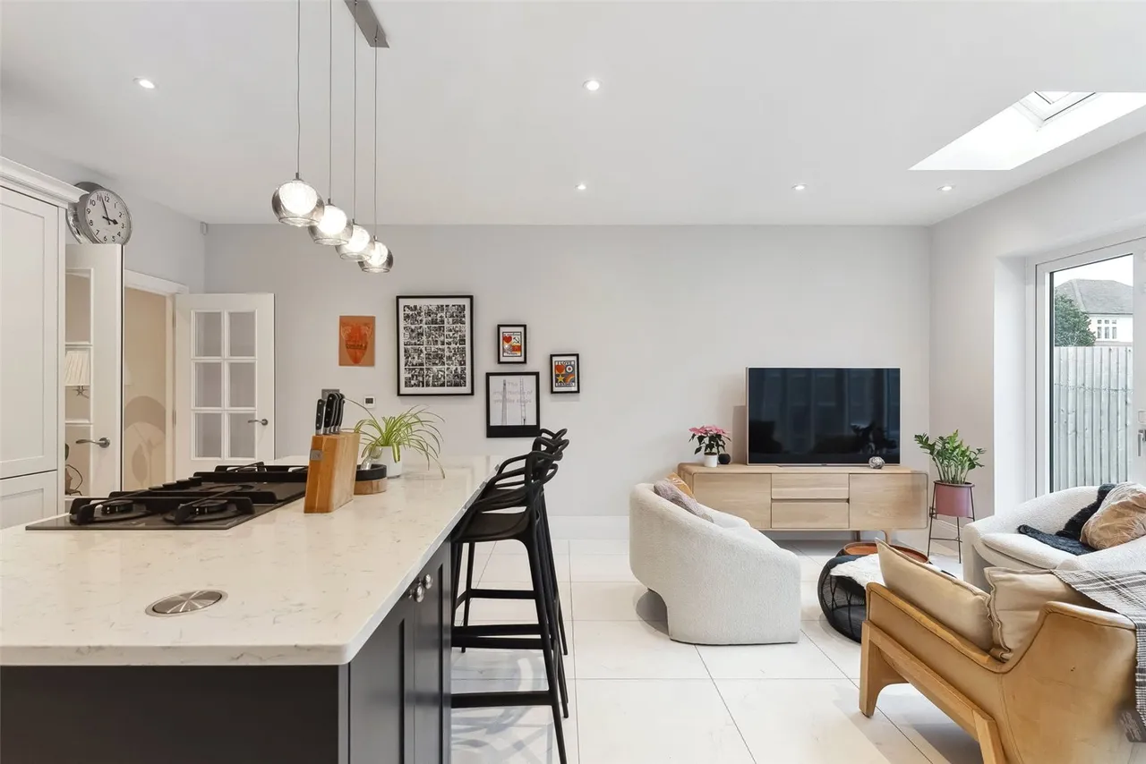 Warwick Close, Hampton, TW12 2TY, photo 2