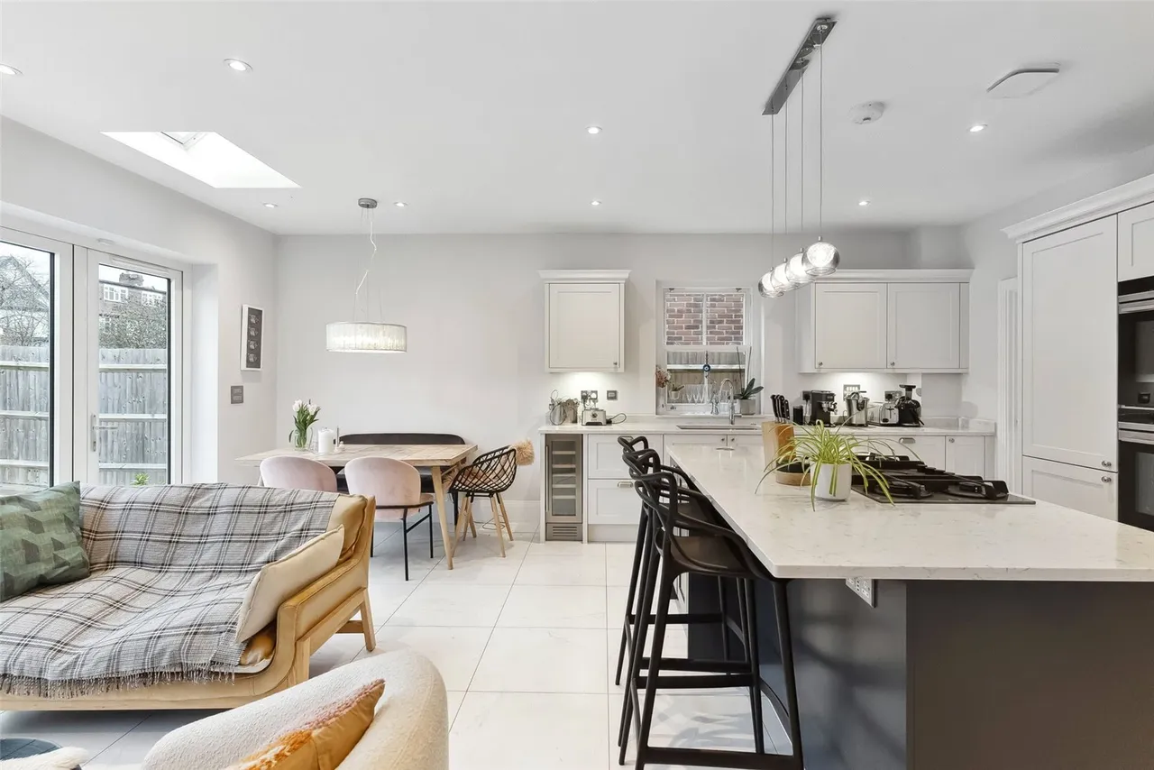 Warwick Close, Hampton, TW12 2TY, photo 3