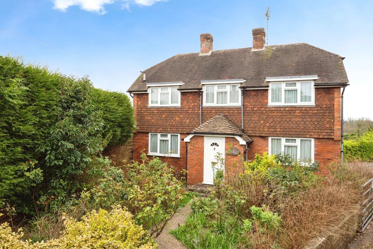 3 bed house for sale, London Road, Hurst Green, TN19