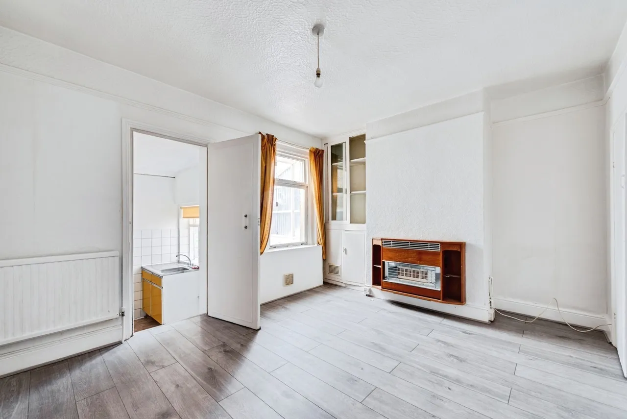 Newhall Street, Wiltshire, SN1, photo 4