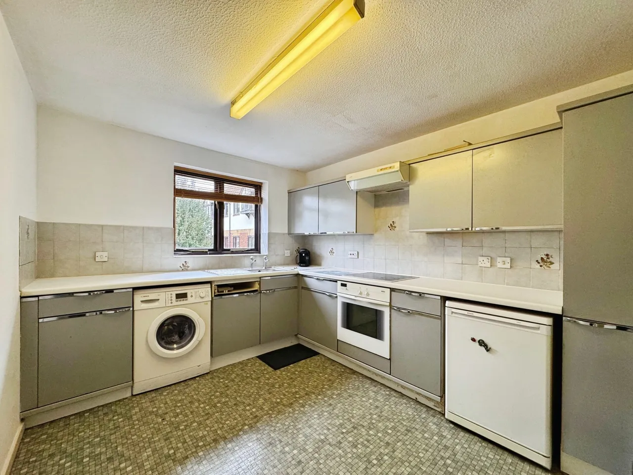Magpie Close, Chaffinch Court, NW9, photo 2