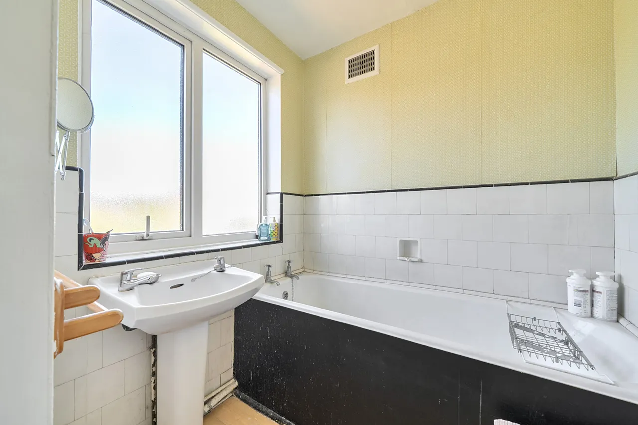 A Rare Opportunity on Parkthorne Drive, HA2, photo 10