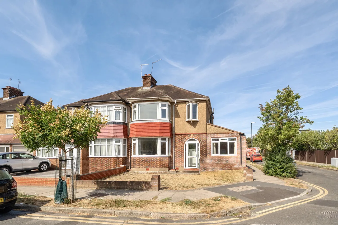4 bed house for sale, A Rare Opportunity on Parkthorne Drive, HA2